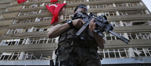 A Turkish special forces policeman stands guard in front the damaged building of the police headquarters which was attacked by the Turkish warplanes during the failed military coup last Friday, in Ankara, Turkey, Tuesday, July 19, 2016 - Sputnik International