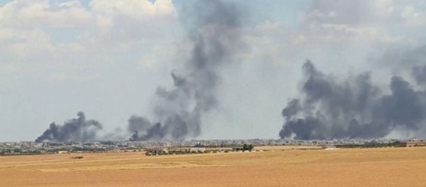 A video grab shows smoke rising from the city of Manbij, Syria. - Sputnik International