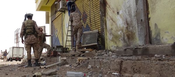 Soldiers inspect the site of a blast in the southern port city of Aden, Yemen, July 20, 2016 Soldiers inspect the site of a blast in the southern port city of Aden, Yemen, July 20, 2016 - Sputnik International
