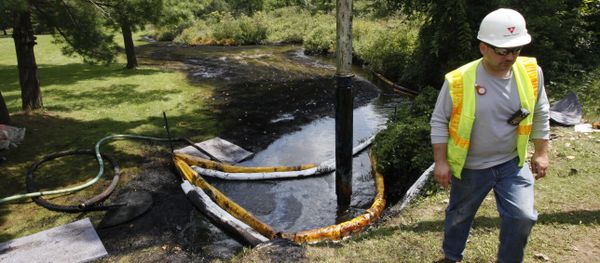 In this July 29, 2010 file photo, a worker monitors the water in Talmadge Creek in Marshall Township, Mich., near the Kalamazoo River as oil from a ruptured pipeline, owned by Enbridge Inc, is vacuumed out the water In this July 29, 2010 file photo, a worker monitors the water in Talmadge Creek in Marshall Township, Mich., near the Kalamazoo River as oil from a ruptured pipeline, owned by Enbridge Inc, is vacuumed out the water - Sputnik International