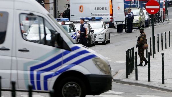 Belgian police officers and the anti-bomb squad are pictured after a man was seen wearing a thick coat with wires protruding from underneath in central Brussels, July 20, 2016 - Sputnik International