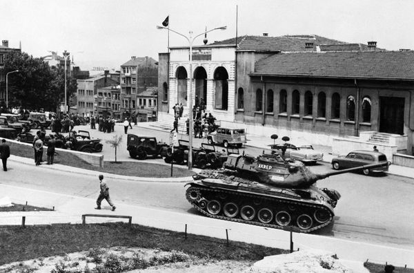 Following the overthrow of the Democratic Party by a military coup d'état, the Governor's Residence in Istanbul is guarded by Turkish Army tanks 30 May 1960 Following the overthrow of the Democratic Party by a military coup d'état, the Governor's Residence in Istanbul is guarded by Turkish Army tanks 30 May 1960 - Sputnik International