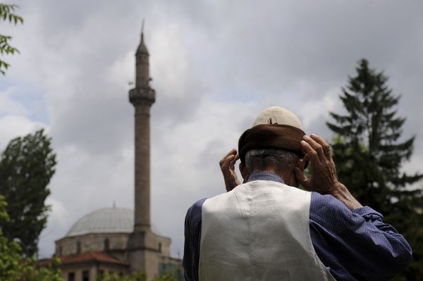 An elderly Kosovo Muslim prays on the street in front of a mosque during Friday Prayer on July 1, 2011 in Pristina - Sputnik International
