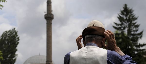 An elderly Kosovo Muslim prays on the street in front of a mosque during Friday Prayer on July 1, 2011 in Pristina - Sputnik International