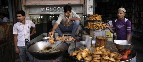 In this Tuesday, Nov. 12, 2013 photo, a cook uses his hand to release pieces of chicken into hot oil at a street side food joint in New Delhi, India In this Tuesday, Nov. 12, 2013 photo, a cook uses his hand to release pieces of chicken into hot oil at a street side food joint in New Delhi, India - Sputnik International