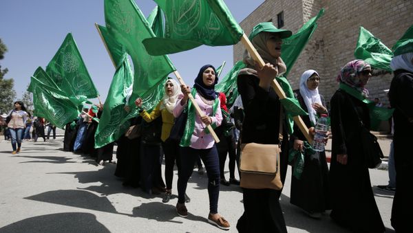 Palestinian students supporting the Hamas movement take part in a rally during an election campaign for the student council at the Birzeit University, near the West Bank city of Ramallah on April 26, 2016  - Sputnik International