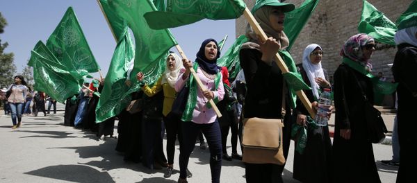 Palestinian students supporting the Hamas movement take part in a rally during an election campaign for the student council at the Birzeit University, near the West Bank city of Ramallah on April 26, 2016 Palestinian students supporting the Hamas movement take part in a rally during an election campaign for the student council at the Birzeit University, near the West Bank city of Ramallah on April 26, 2016 - Sputnik International