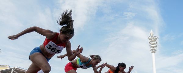 Athletes at the start of the women's 100m semifinal race at the Russian Track and Field Cup at the Meteor stadium in Zhukovsky, Moscow Region - Sputnik International