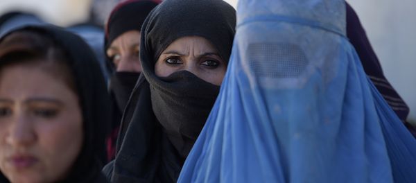 Afghan women line up to receive food donations during the month of Ramadan in Kabul on June 23, 2016 - Sputnik International