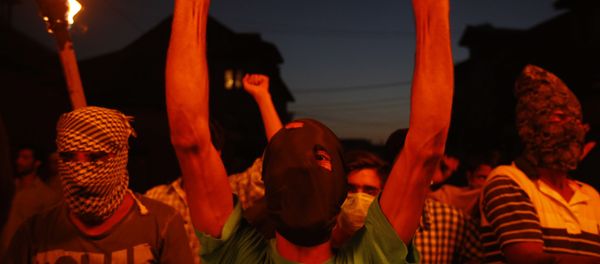 A masked Kashmiri shouts slogans during a in a torch light protest in Srinagar, Indian controlled Kashmir, Thursday, July 21, 2016. A masked Kashmiri shouts slogans during a in a torch light protest in Srinagar, Indian controlled Kashmir, Thursday, July 21, 2016. - Sputnik International