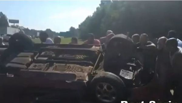 More than a dozen people help pull driver from overturned car on I-20 - Sputnik International