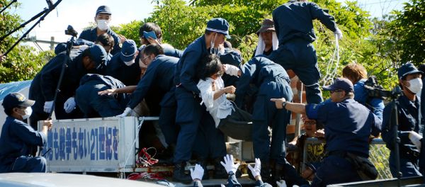 People protesting against restarting the construction of helipads for US forces clash with riot police in Higashi-son, Okinawa prefecture on July 22, 2016 People protesting against restarting the construction of helipads for US forces clash with riot police in Higashi-son, Okinawa prefecture on July 22, 2016 - Sputnik International