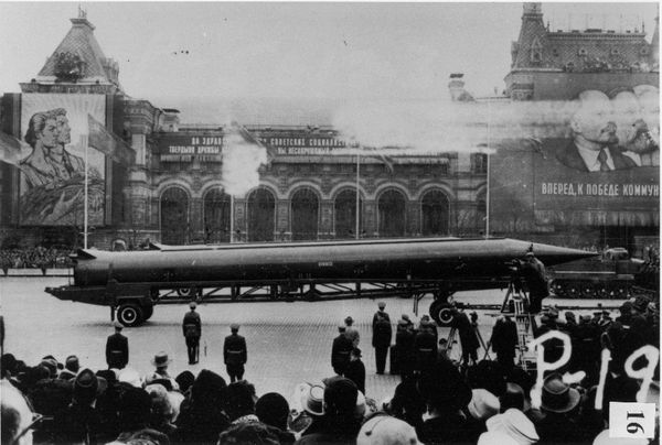 CIA reference photograph of Soviet medium-range ballistic missile (SS-4 in U.S. documents, R-12 in Soviet documents) in Red Square, Moscow. The weapon was deployed to Cuba in October 1962, sparking the Cuban Missile Crisis. - Sputnik International