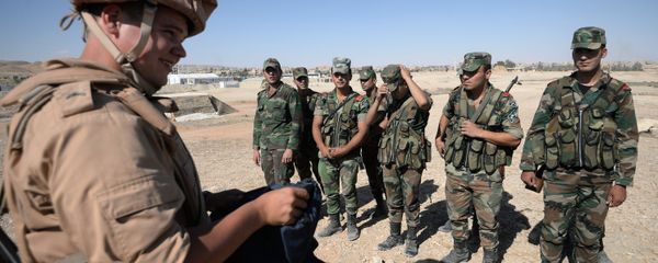 A Russian serviceman, left, trains Syrian soldiers to search and detect explosive devices in Palmyra. File photo - Sputnik International