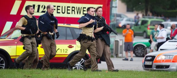 Police walks near a shopping mall amid a shooting on July 22, 2016 in Munich - Sputnik International