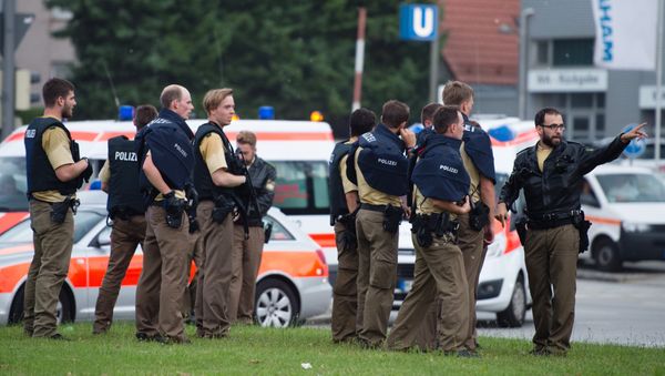 Police walks towards a shopping mall amid a shooting on July 22, 2016 in Munich Police walks towards a shopping mall amid a shooting on July 22, 2016 in Munich - Sputnik International