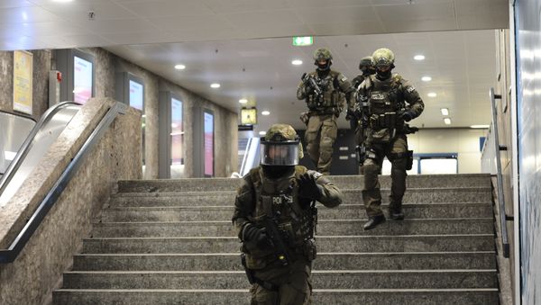 Police walks inside a subyay station Karlsplatz (Stachus) near a shopping mall following a shooting on July 22, 2016 in Munich - Sputnik International