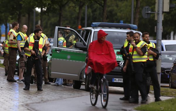 Man In Red Poncho Sits Near Police During Munich Shooting Man In Red Poncho Sits Near Police During Munich Shooting - Sputnik International