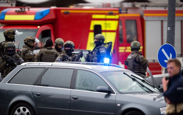 Policemen arrive at a shopping mall following shootings on July 22, 2016 in Munich Policemen arrive at a shopping mall following shootings on July 22, 2016 in Munich - Sputnik International