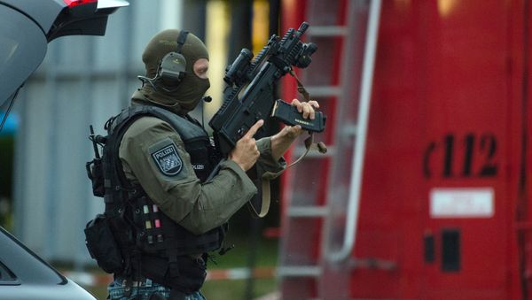 Police officer search a residential area near the Olympia shopping centre after a shooting was reported there in Munich. Police officer search a residential area near the Olympia shopping centre after a shooting was reported there in Munich. - Sputnik International