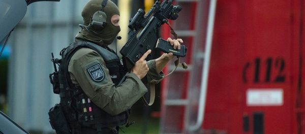 Police officer search a residential area near the Olympia shopping centre after a shooting was reported there in Munich. - Sputnik International