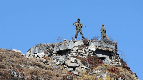 Indian Army personnel keep vigilance at Bumla pass at the India-China border in Arunachal Pradesh Indian Army personnel keep vigilance at Bumla pass at the India-China border in Arunachal Pradesh - Sputnik International