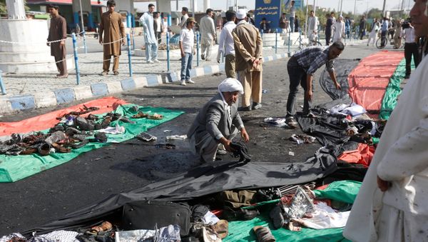 Afghan men remove the clothes of victims after a suicide attack in Kabul, Afghanistan July 23, 2016. - Sputnik International