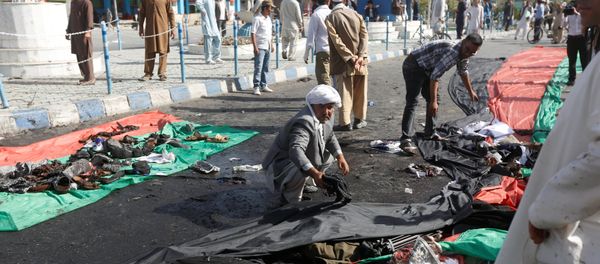 Afghan men remove the clothes of victims after a suicide attack in Kabul, Afghanistan July 23, 2016. - Sputnik International