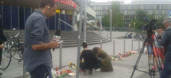 Flowers outside the Olympia shopping mall, where yesterday's shooting rampage started, in Munich, Germany - Sputnik International