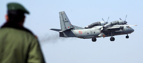 A soldier stands guard as an Indian Air Force AN-32 transport aircraft. - Sputnik International