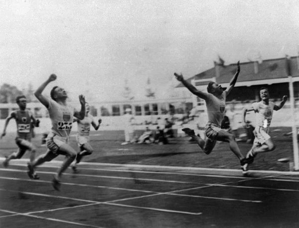 Charles (Charley) Paddock, second from right, of the USA wins the 100 meters final with his famous flying finish at the 1920 Summer Olympics in Antwerp, Belgium. (File) Charles (Charley) Paddock, second from right, of the USA wins the 100 meters final with his famous flying finish at the 1920 Summer Olympics in Antwerp, Belgium. (File) - Sputnik International