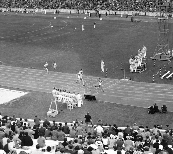 American Jesse Owens runs in 21.1 seconds to win his elimination heats in the Olympic 200-meter dash during the Berlin Olympics, August 8, 1936. (File) American Jesse Owens runs in 21.1 seconds to win his elimination heats in the Olympic 200-meter dash during the Berlin Olympics, August 8, 1936. (File) - Sputnik International