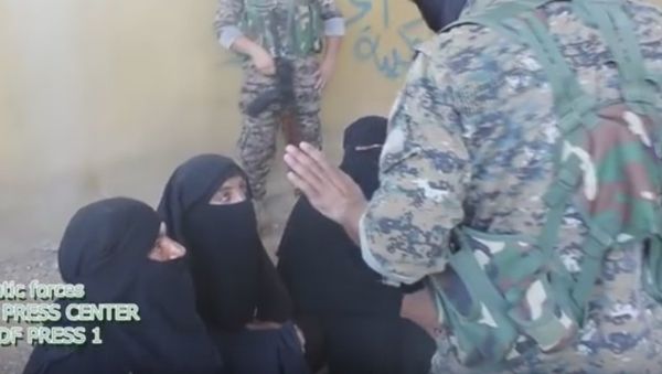 Daesh Militants Attempted to Flee Manbij in Women's Clothes Daesh Militants Attempted to Flee Manbij in Women's Clothes - Sputnik International