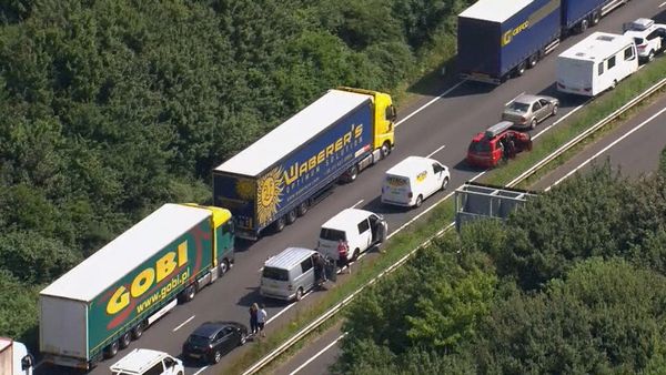 Part of the miles long queue of traffic outside Dover, England, waiting to cross the English Channel into France - Sputnik International