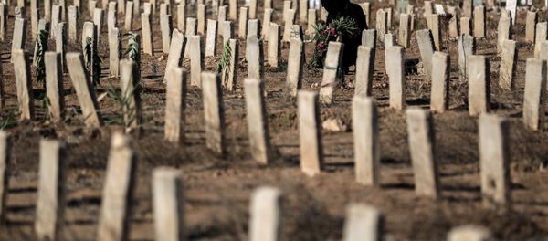 A woman visits the grave of a relative in the rebel-held town of Douma, east of the capital Damascus A woman visits the grave of a relative in the rebel-held town of Douma, east of the capital Damascus - Sputnik International