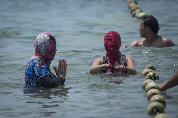 Women clad in facekinis cool off in the surf in Qingdao, eastern China's Shandong province - Sputnik International