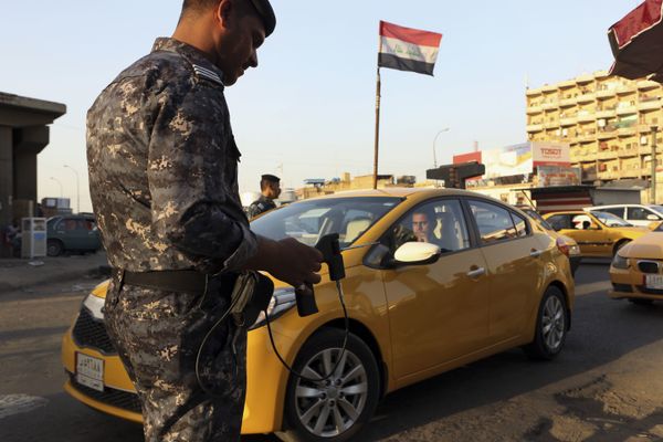 In this Thursday, July 14, 2016 picture, an Iraqi policeman uses a hand-held device that is supposed to detect bombs at a checkpoint in Basra, 340 miles (550 kilometers) southeast of Baghdad, Iraq. In this Thursday, July 14, 2016 picture, an Iraqi policeman uses a hand-held device that is supposed to detect bombs at a checkpoint in Basra, 340 miles (550 kilometers) southeast of Baghdad, Iraq. - Sputnik International