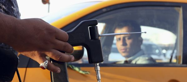 In this Thursday, July 14, 2016 picture, an Iraqi policeman uses a hand-held device that is supposed to detect bombs at a checkpoint in Basra, 340 miles (550 kilometers) southeast of Baghdad, Iraq. In this Thursday, July 14, 2016 picture, an Iraqi policeman uses a hand-held device that is supposed to detect bombs at a checkpoint in Basra, 340 miles (550 kilometers) southeast of Baghdad, Iraq. - Sputnik International