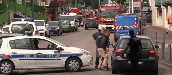 In this grab made from video, police officers speak to a driver as they close off a road during a hostage situation in Normandy, France, Tuesday, July 26, 2016. In this grab made from video, police officers speak to a driver as they close off a road during a hostage situation in Normandy, France, Tuesday, July 26, 2016. - Sputnik International