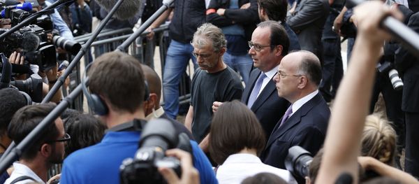 French President Francois Hollande (C) flanked by Hubert Wulfranc mayor of Saint-Etienne-du-Rouvray (L) and French Interior Minister Bernard Cazeneuve (R), speaks to the press as he leaves the Saint-Etienne-du-Rouvray's city hall following a hostage-taking at a church of the town on July 26, 2016 that left the priest dead. - Sputnik International