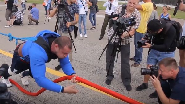 Strongman Shimko Pulls Mi-26 World's Largest Helicopter - Sputnik International