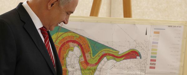 Israeli Prime Minister Benjamin Netanyahu looks at a map of the area where Israel plans to build some 800 new housing units during his visit to the east Jerusalem Jewish neighborhood of Gilo. - Sputnik International