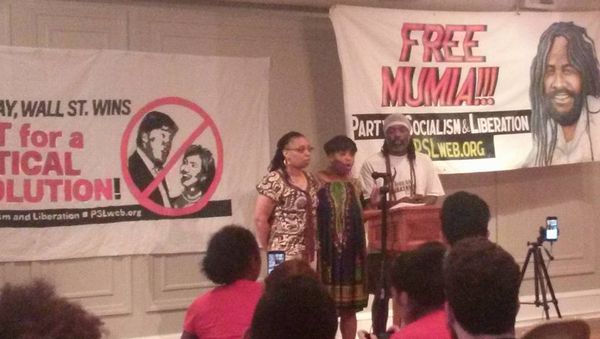 Theresa Shoatz,Center, her brother Russell III on her right  and sister Sharon her left - Sputnik International