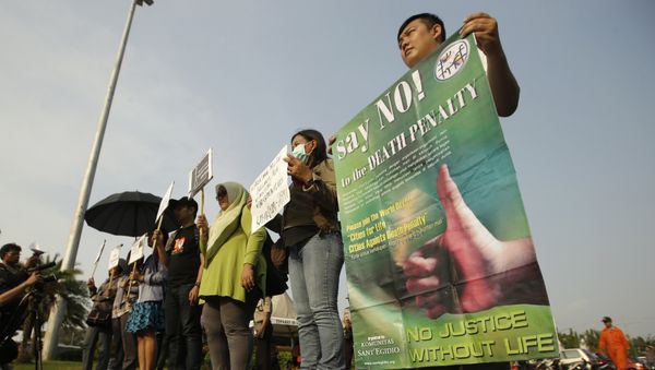 Protesters hold posters as they attend a rally against death penalty outside the presidential palace in Jakarta, Indonesia, Tuesday, July 26, 2016 - Sputnik International