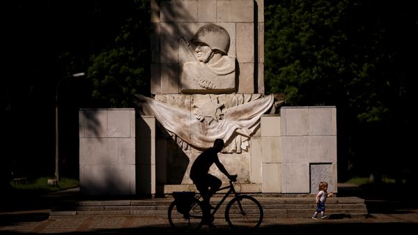 A man rides a bike in front of the monument of the Gratitude for the Soviet Army Soldiers in Warsaw, Poland May 23, 2016 - Sputnik International