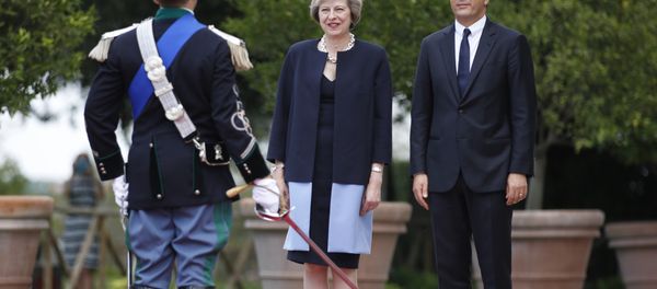 Italian Premier Matteo Renzi welcomes British Prime Minister Theresa May upon arriving for a meeting, in Rome Wednesday, July 27, 2016 - Sputnik International