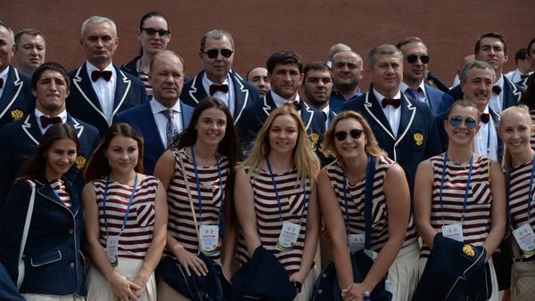 Russian Olympic team lay flowers at Eternal Flame in Alexander Garden - Sputnik International