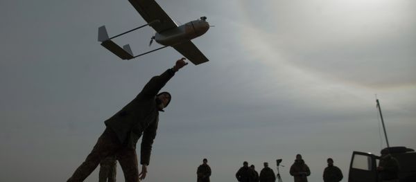 A serviceman launches an unmanned reconnaissance aircraft at the position of the Ukrainian forces near eastern Ukrainian city of Lysychansk, Lugansk region on March 24, 2015 - Sputnik International