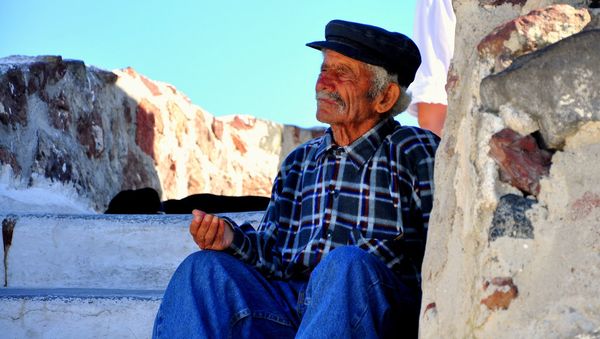 A beggar in Santorini, Greece. - Sputnik International