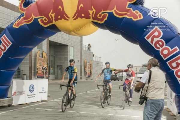 (L-R) Martin Temmen from Germany, Matthias Fischer from Germany and Mikhail Manyakhin from Russia cross the finish line during the 14th stage Vladivostok at the Red Bull Trans-Siberian Extreme race in Russia on July 28th, 2016. - Sputnik International